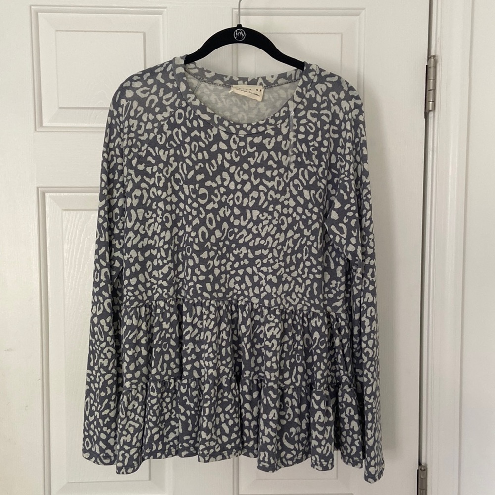NEW WITH TAGS DressUp gray cheetah/leopard long sleeve top!